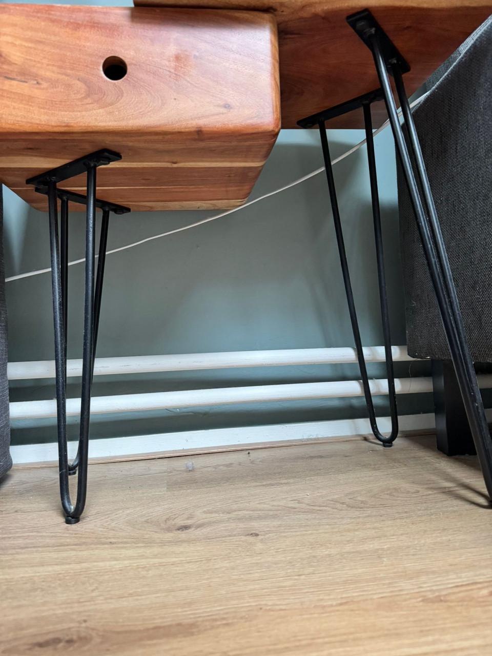 Unieke houten nachtkastjes met hairpin poten