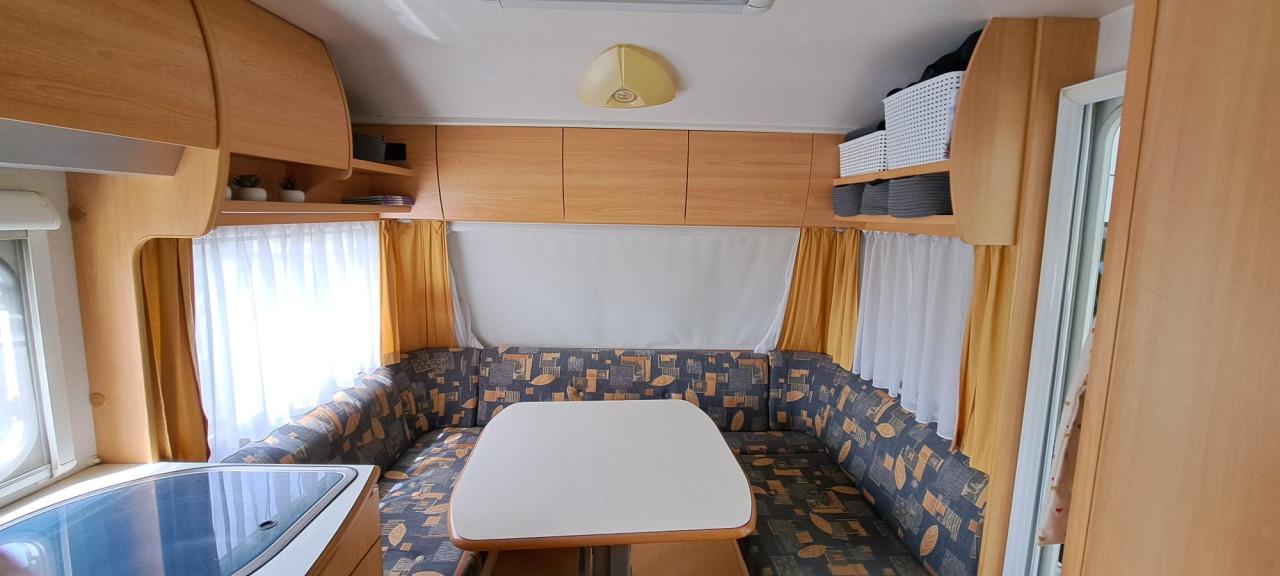 Caravan met voortent en luifel
