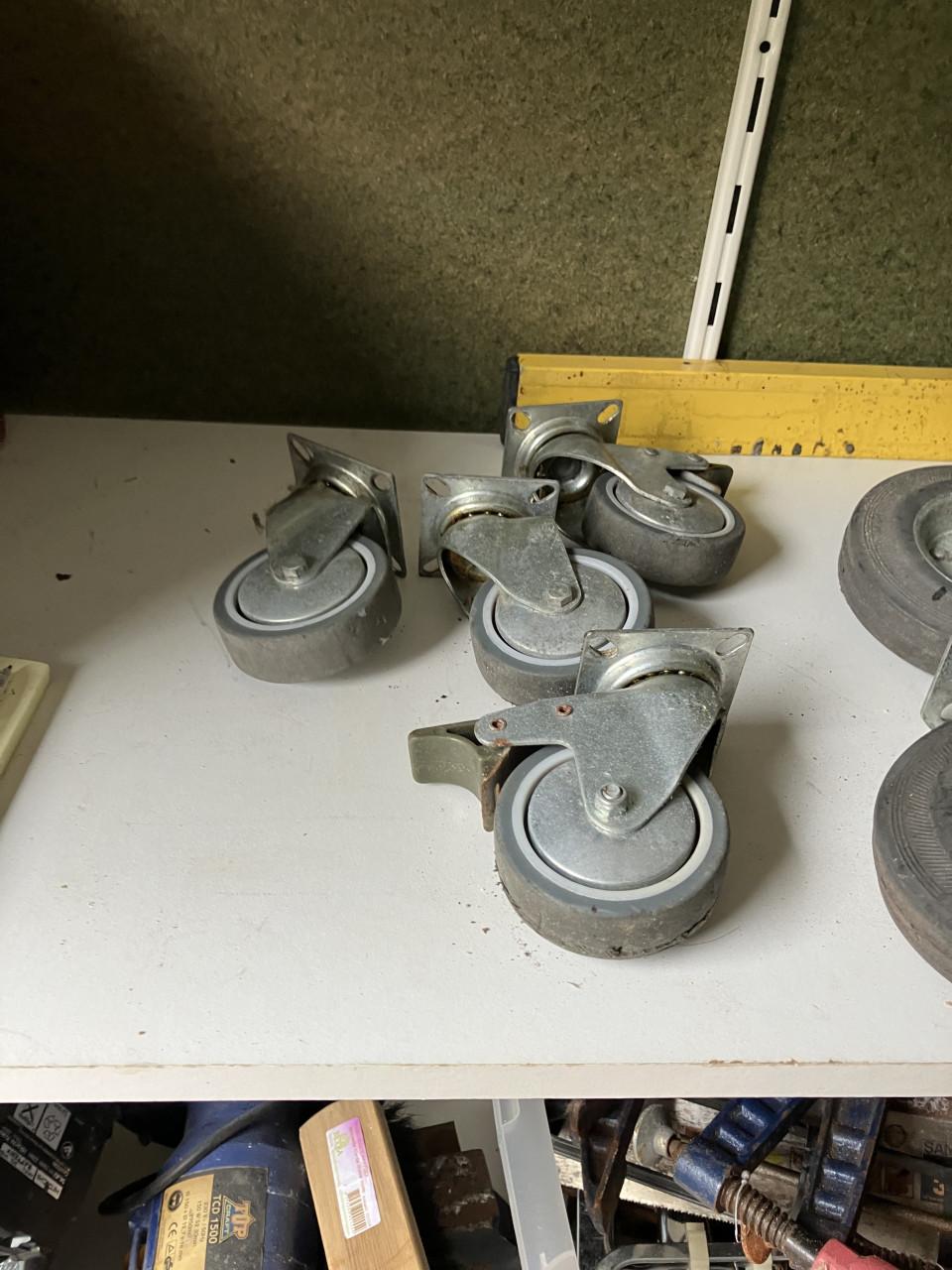 Te koop zware metalen wieltjes in goede staat