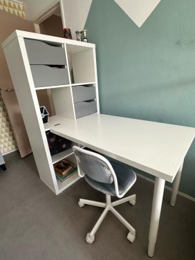 Bureau met ladenkast en bureaustoel, kinderkamer