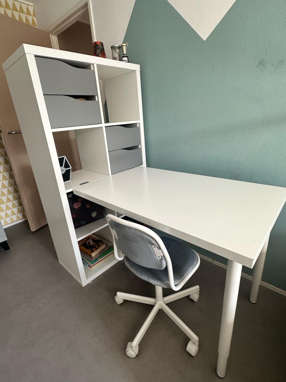 Bureau met ladenkast en bureaustoel, kinderkamer