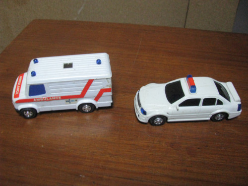 Ziekenauto en Politieauto.