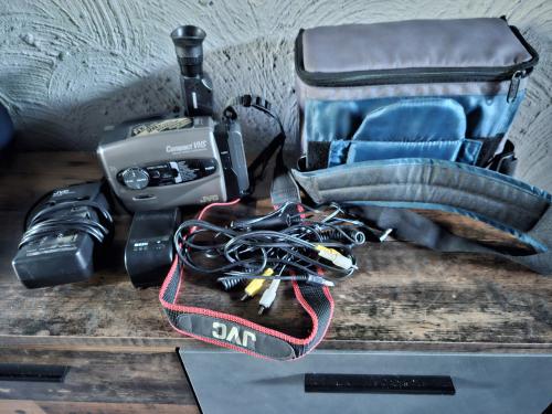 JVC Compact VHS c Videocamera GR-AX660EG met accessoires
