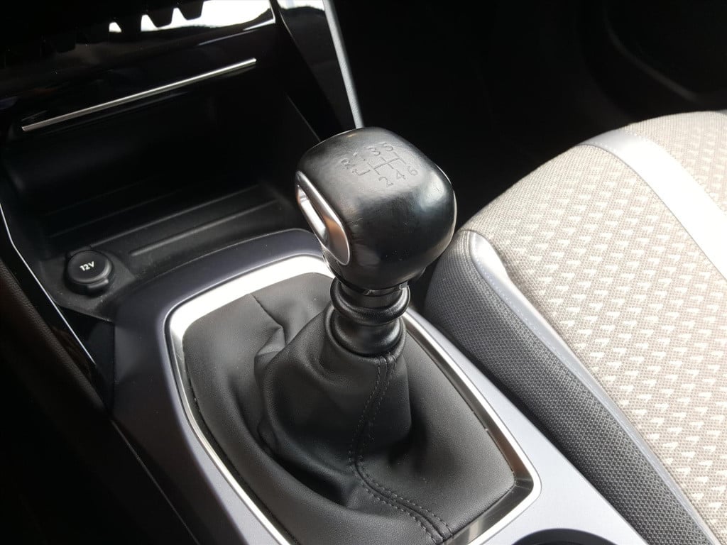 Peugeot 2008 1.2 puretech 100pk allure navigatie | trekhaak | cruise & clim
