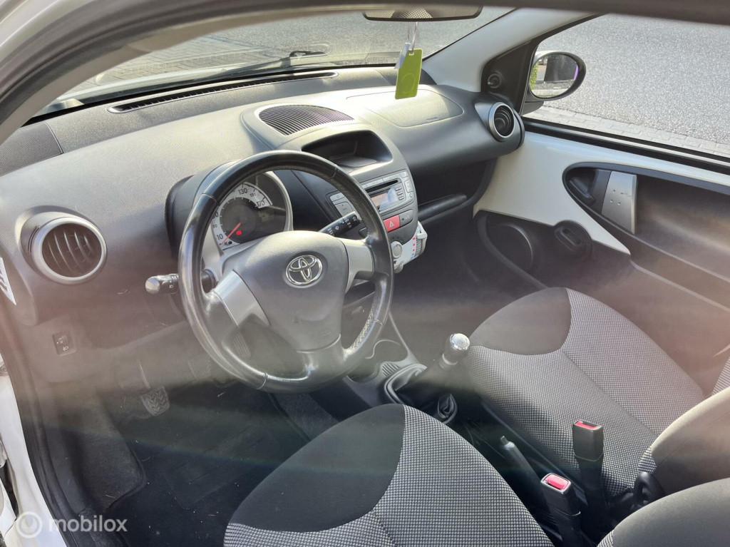 Toyota Aygo 1.0 vvt-i aspiration + lm velgen