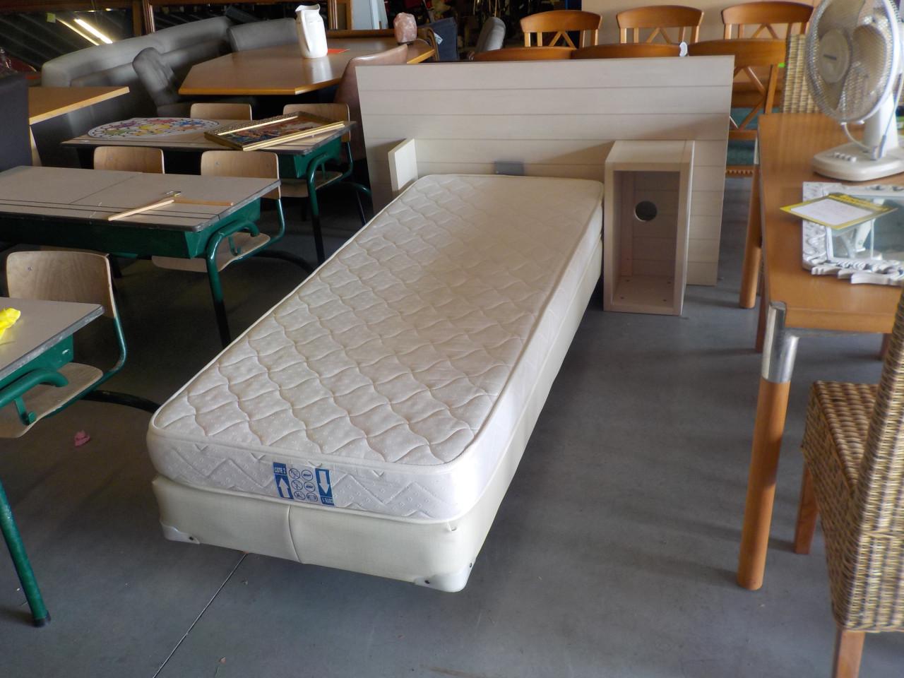 Boxspring met matras en mooie kwaliteit achterwand met bergruimte