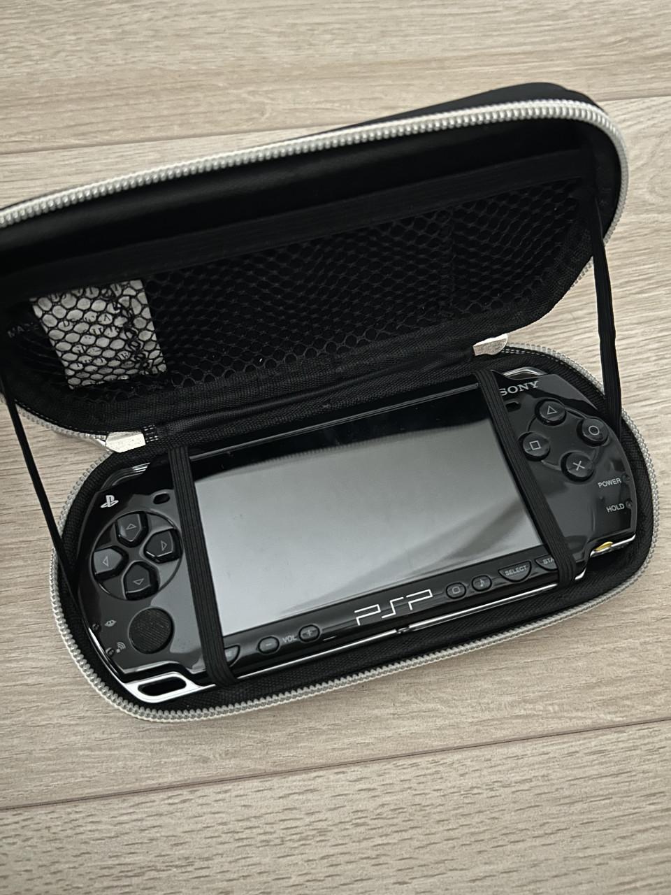 PSP 2000 met case en spellen