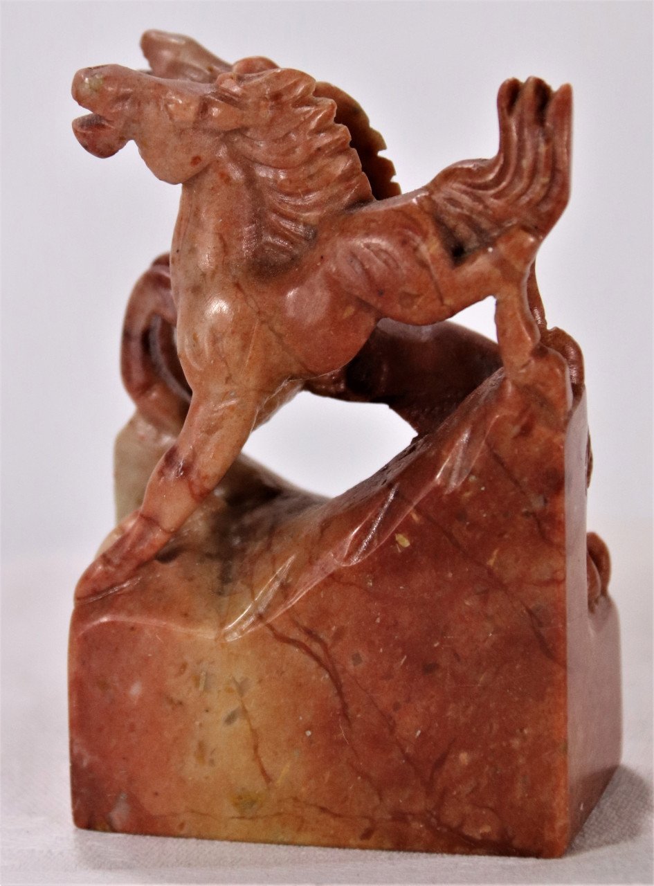 Beeld van handgesneden  Paarden. ( speksteen)