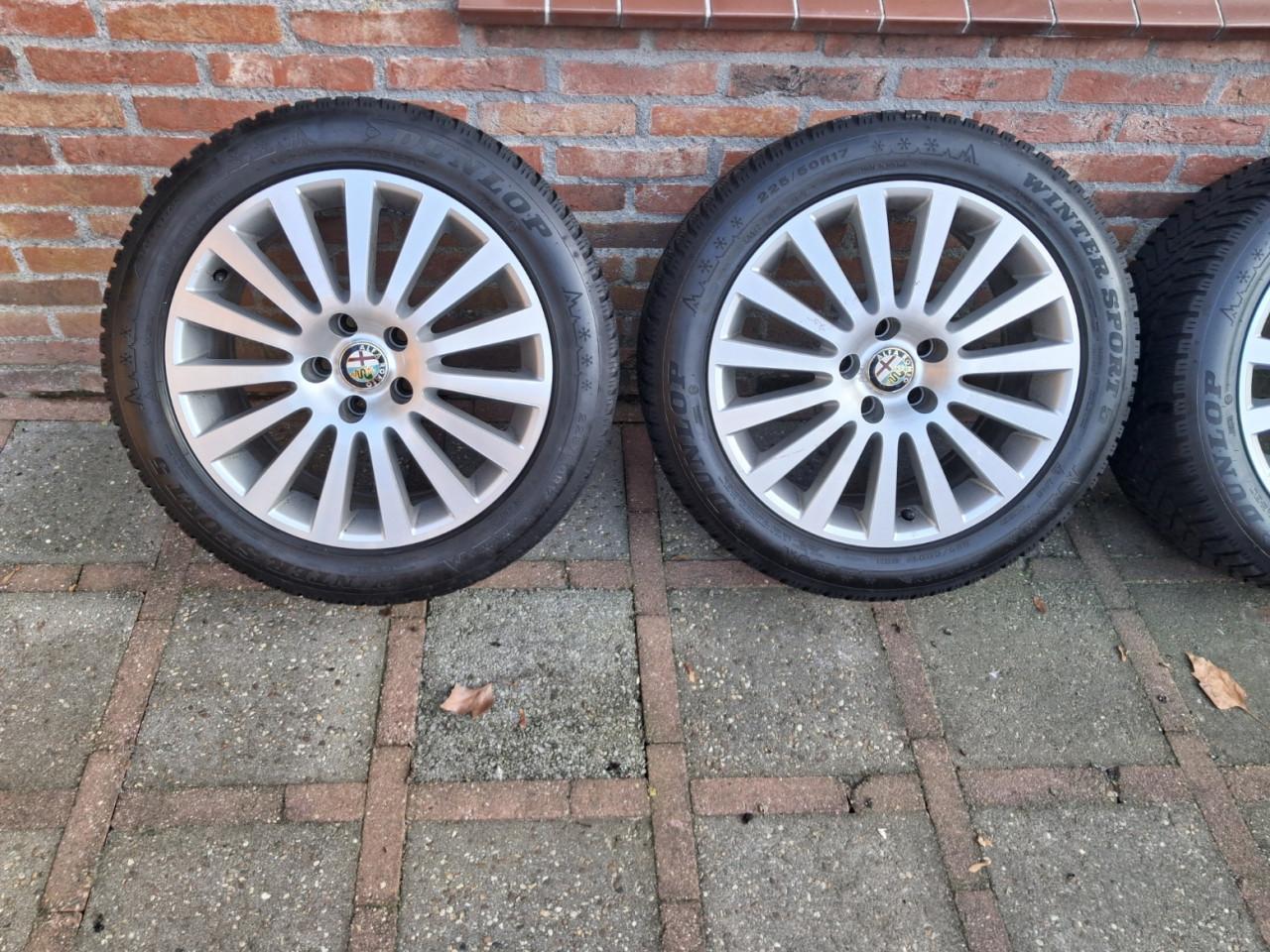 Winterbanden met orginele wintervelgen Alfa Romeo