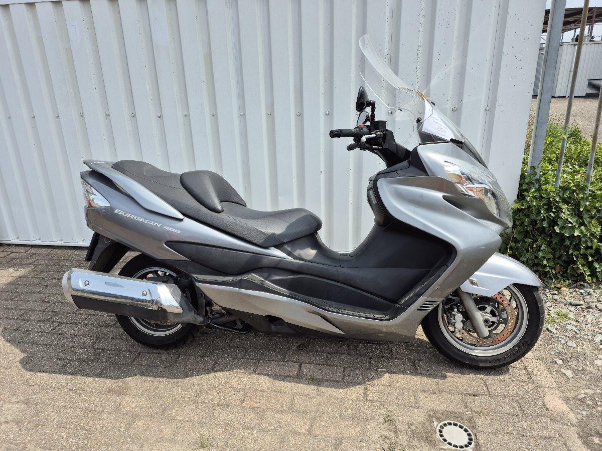 Suzuki Burgman 400 uit 2009, ruime motorscooter