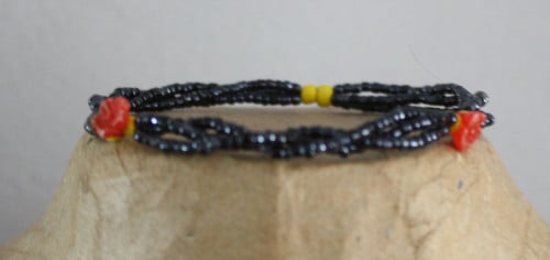 Armband met zwarte kraaltje sen rode rozen armband