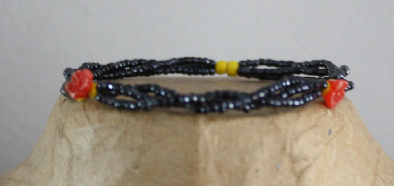 Armband met zwarte kraaltje sen rode rozen armband