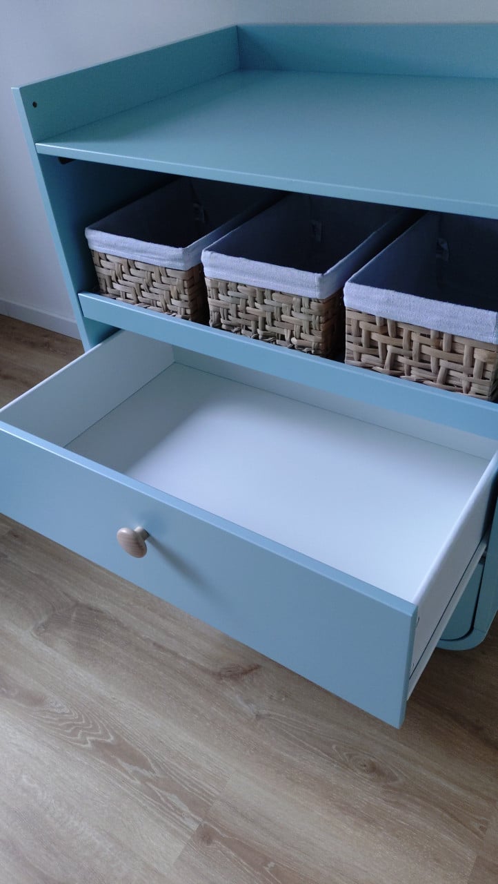Mooie lichtblauwe commode