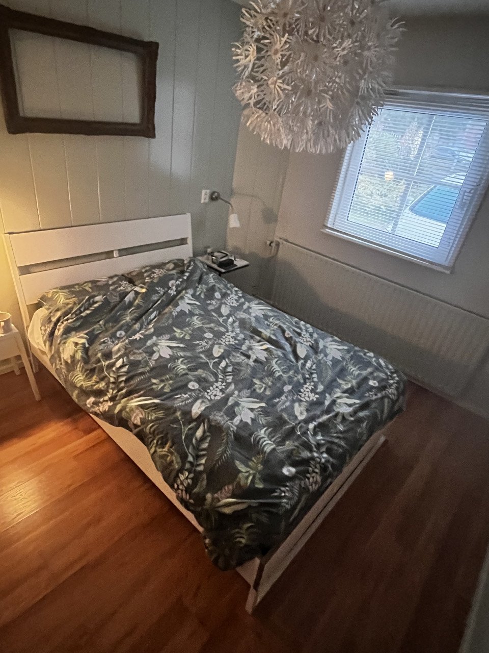 Tweepersoonsbed, compleet met lattenbodems.