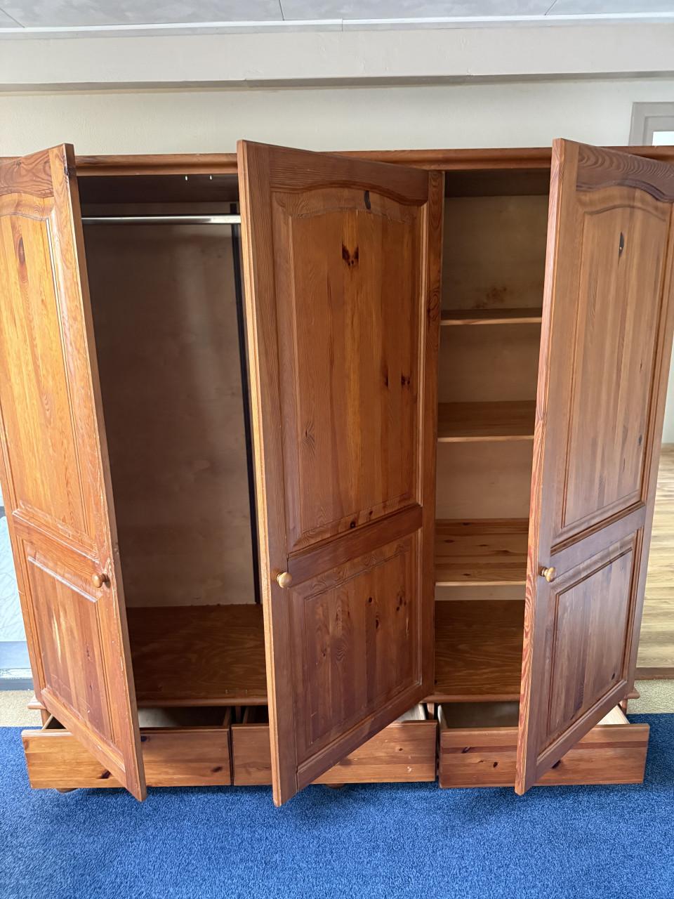 Houten kledingkast met hang en leg planken
