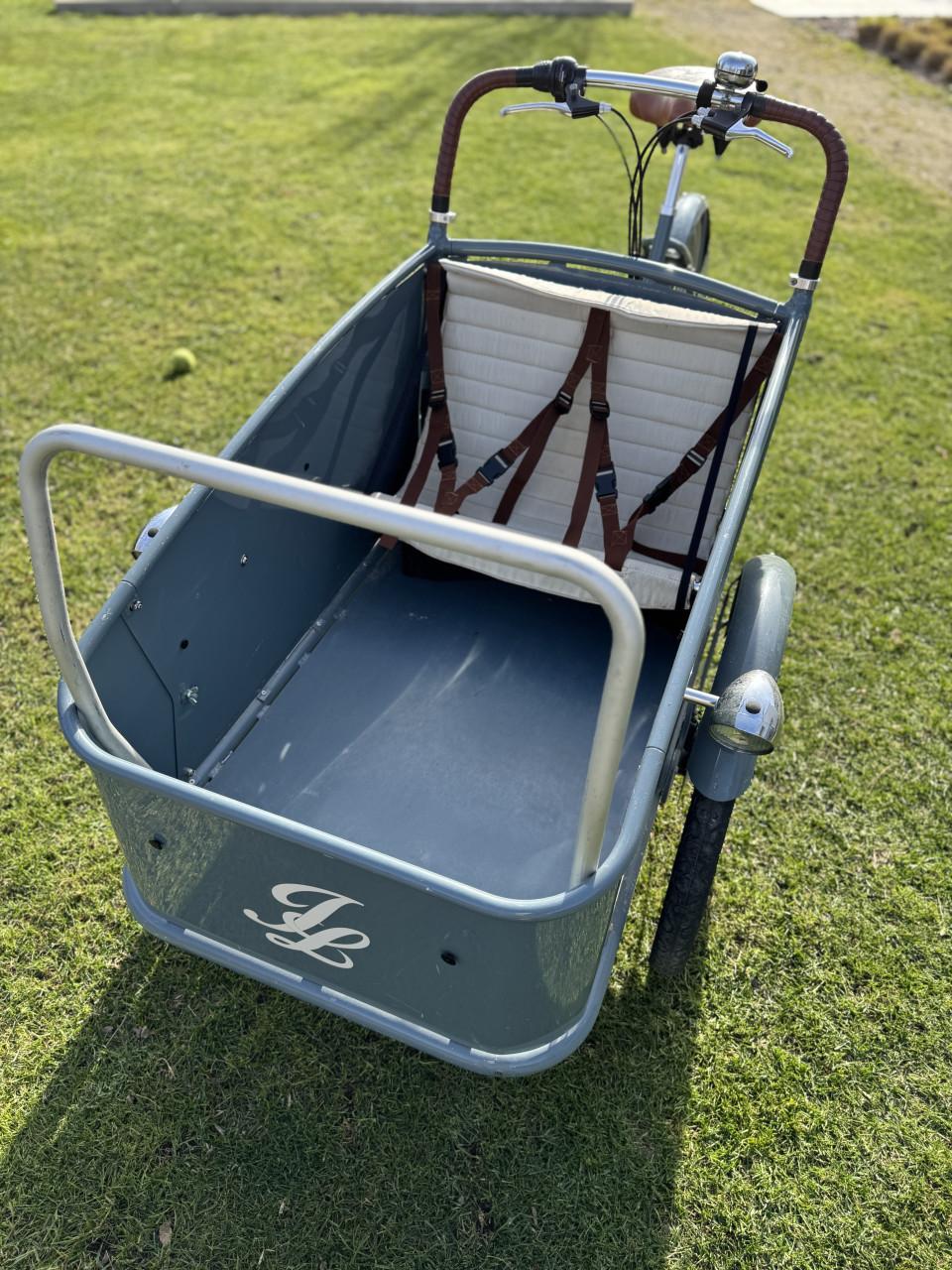 Johnny Loco bakfiets. Altijd binnen gestaan.