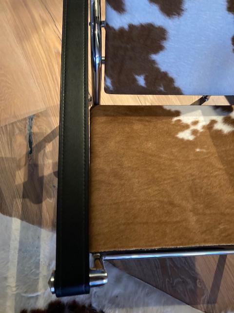 Le Corbusier Basculant stoel met ponyhuid