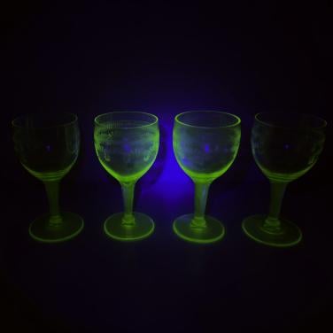Uranium wijnglazen 4 of 5 stuks, uv395