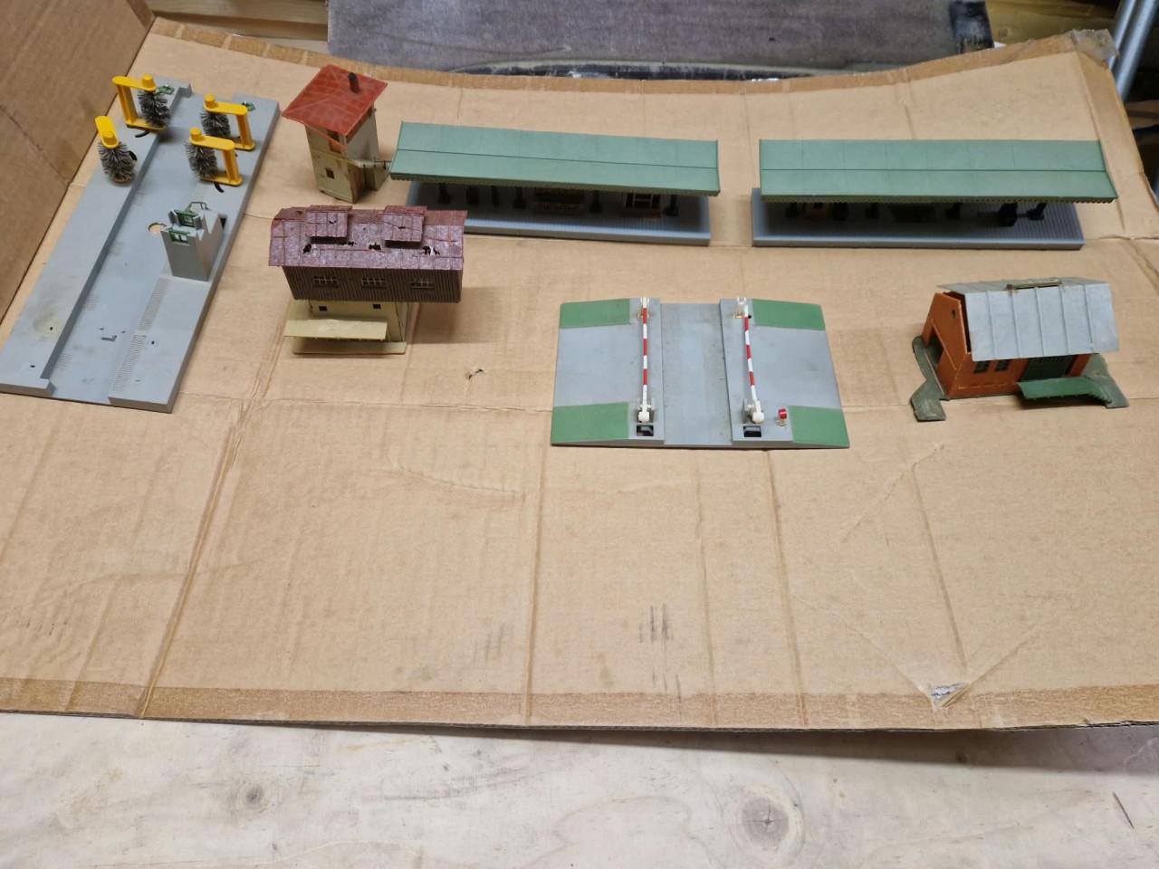 Partij modeltreinen en materiaal, diverse merken en types