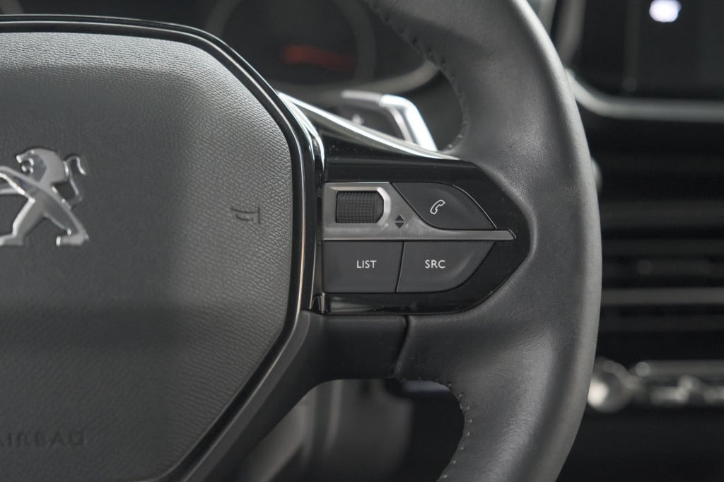 Peugeot 2008 puretech 130 eat8 active | parkeersensoren | navigatie | apple