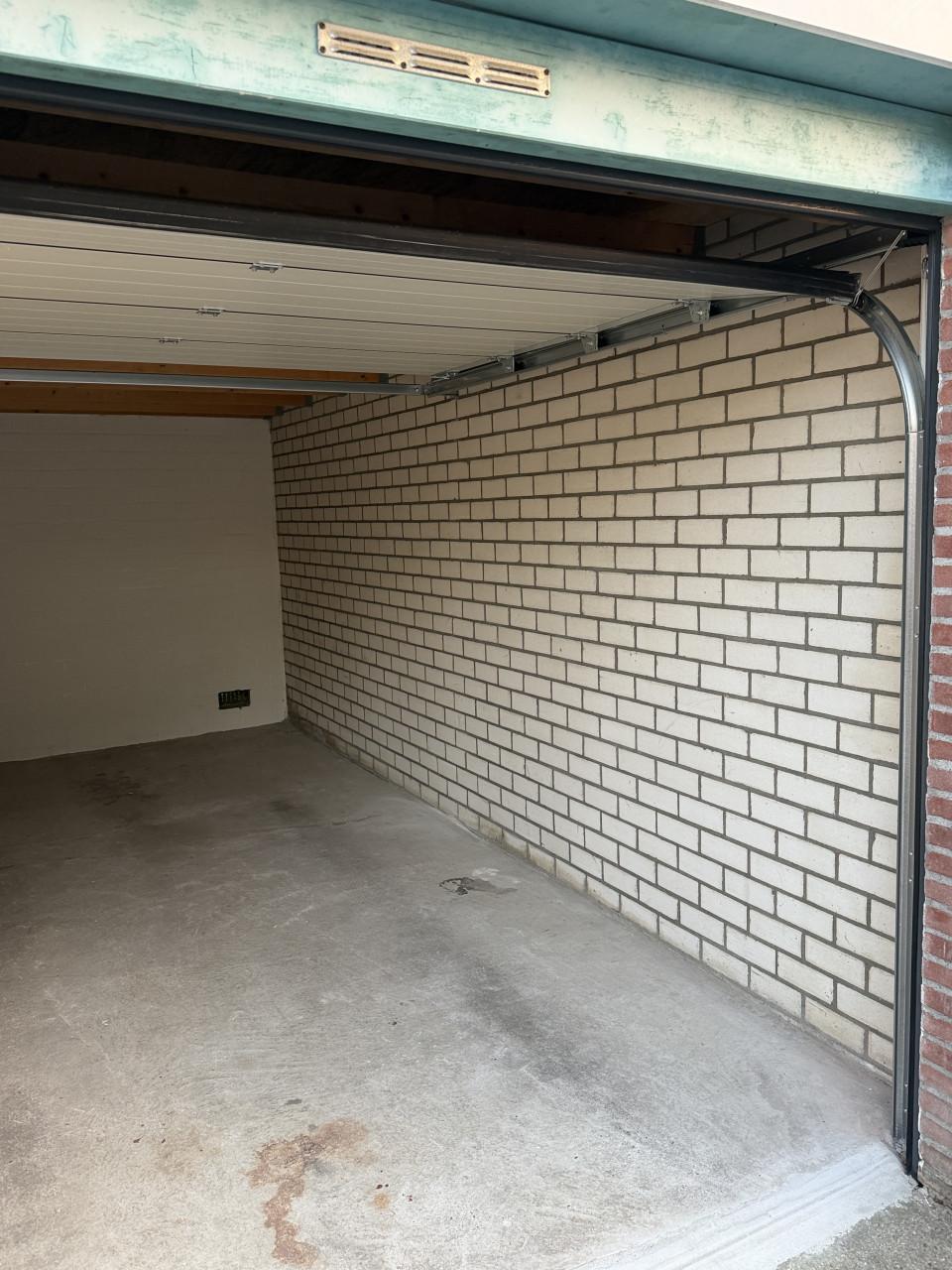 Te koop garagebox met nieuwe roldeur in Goes
