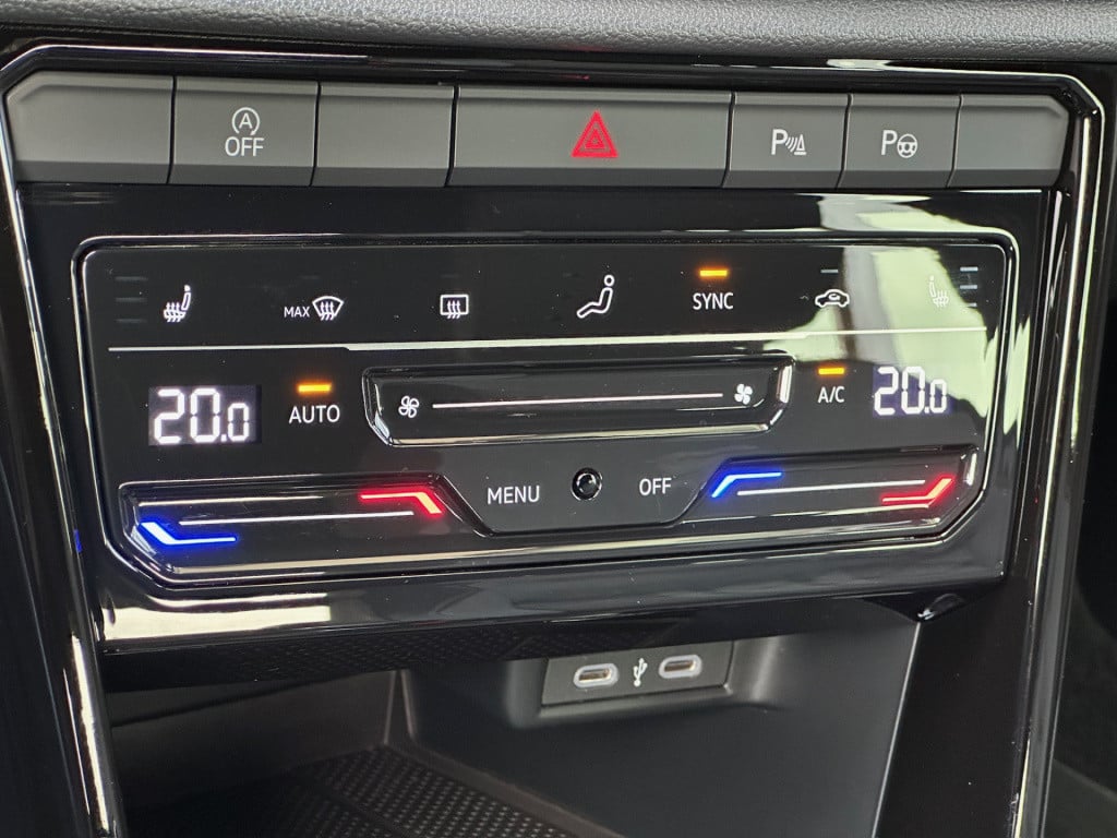 Volkswagen T-roc 1.5 tsi 150pk dsg r-line | camera | carplay | dode hoek | 