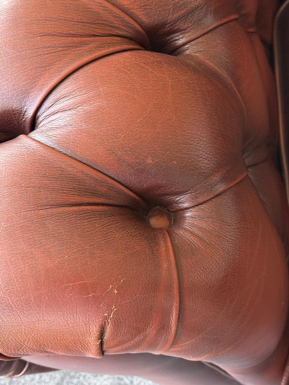 Originele Chesterfield 2-zits bank – nagenoeg nieuw