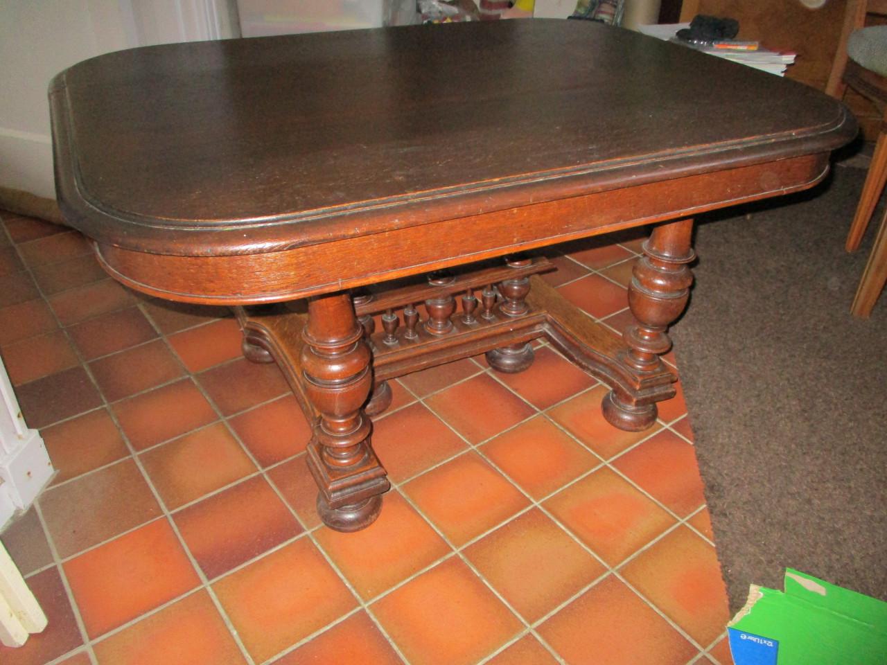Donker eiken salontafel met klossen