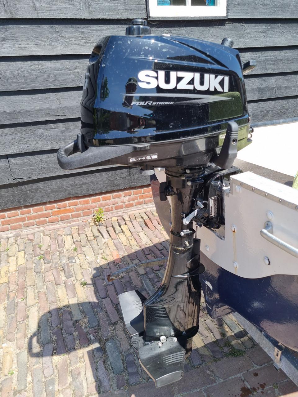 Sloep met 6pk suzuki