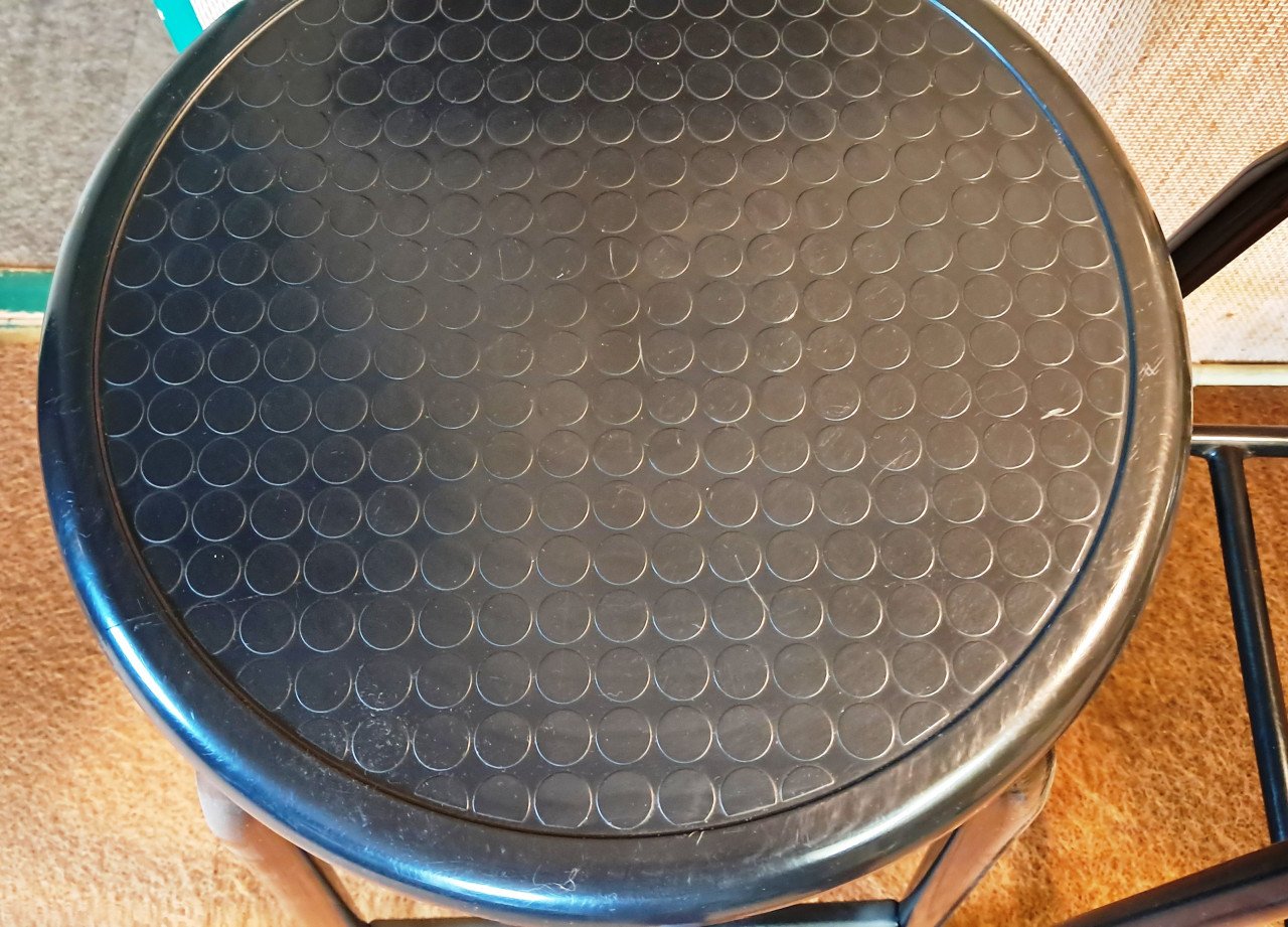 4 barkrukken, Zwart gekleurd, kunststof zitting, metalen poten