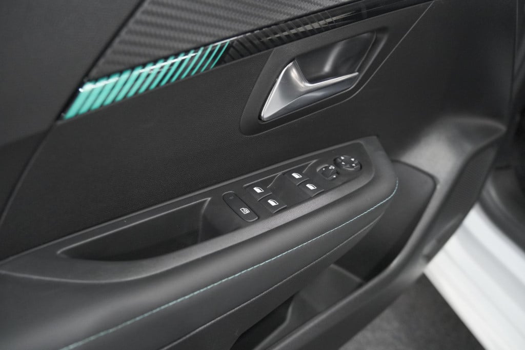Peugeot 208 puretech 100 allure pack | camera | apple carplay | stoelverwar