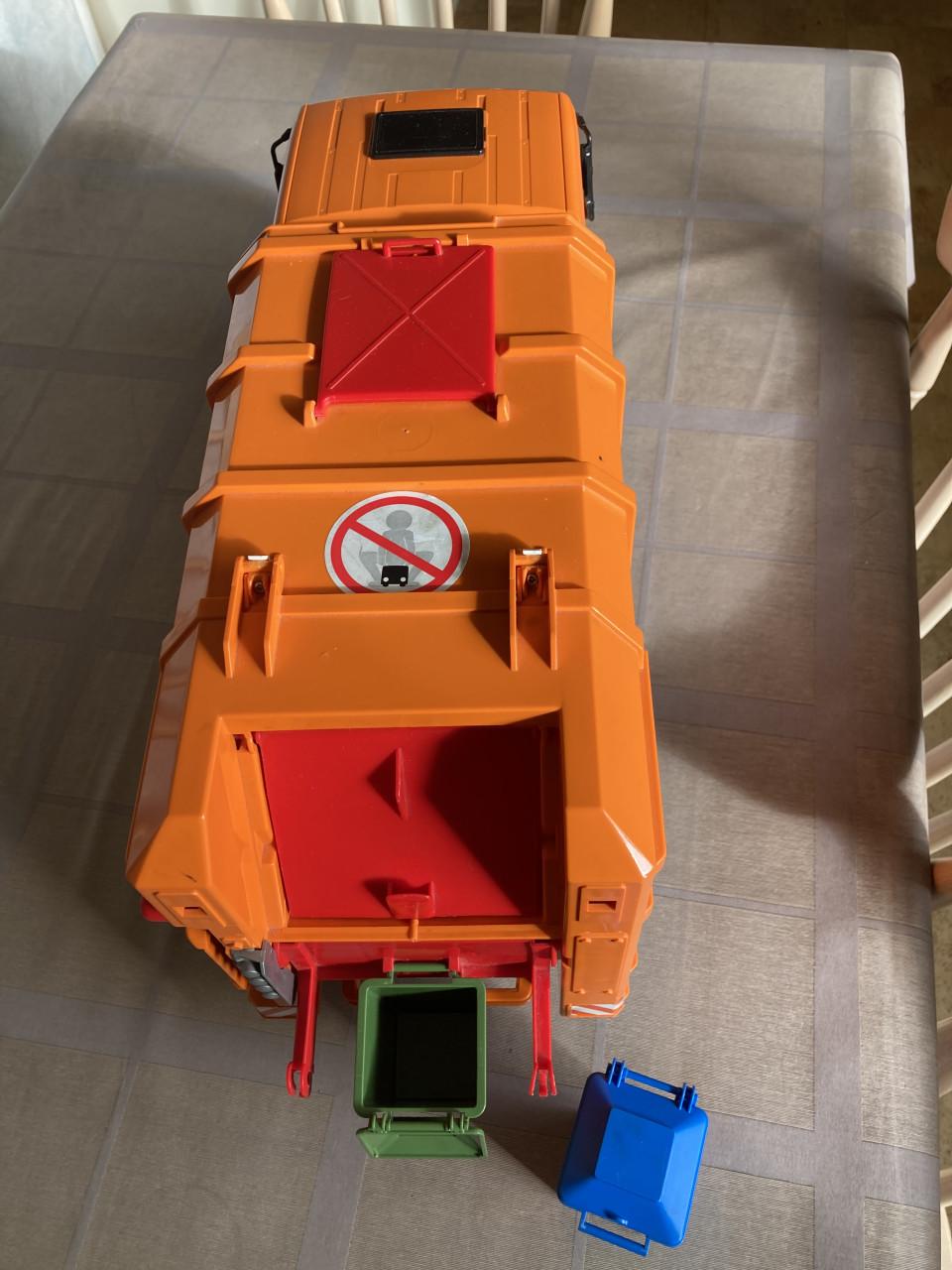 Bruder vuilnisauto compleet met 2 kliko' s voor de jonge werkmannen