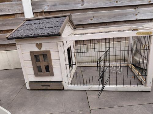 Groot konijnenhok (altijd binnen gestaan) geschikt vr cavia of dwergkonijn