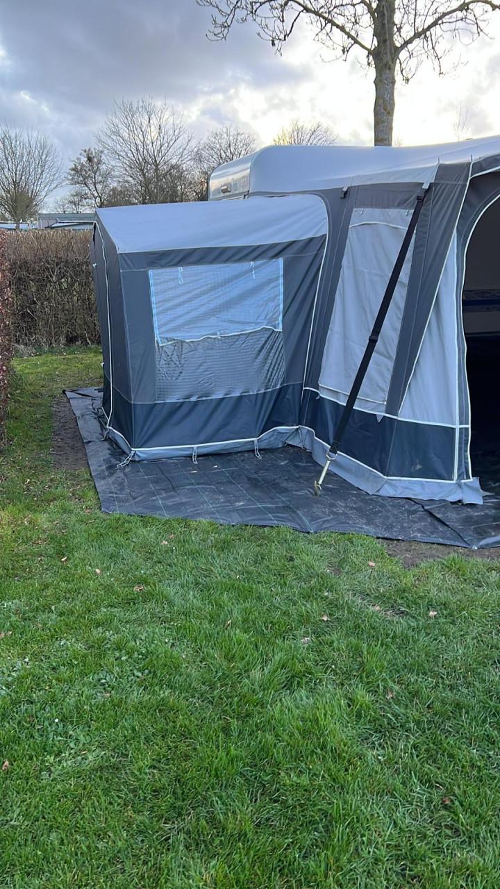 Adria caravan 5004 (met grote voortent)