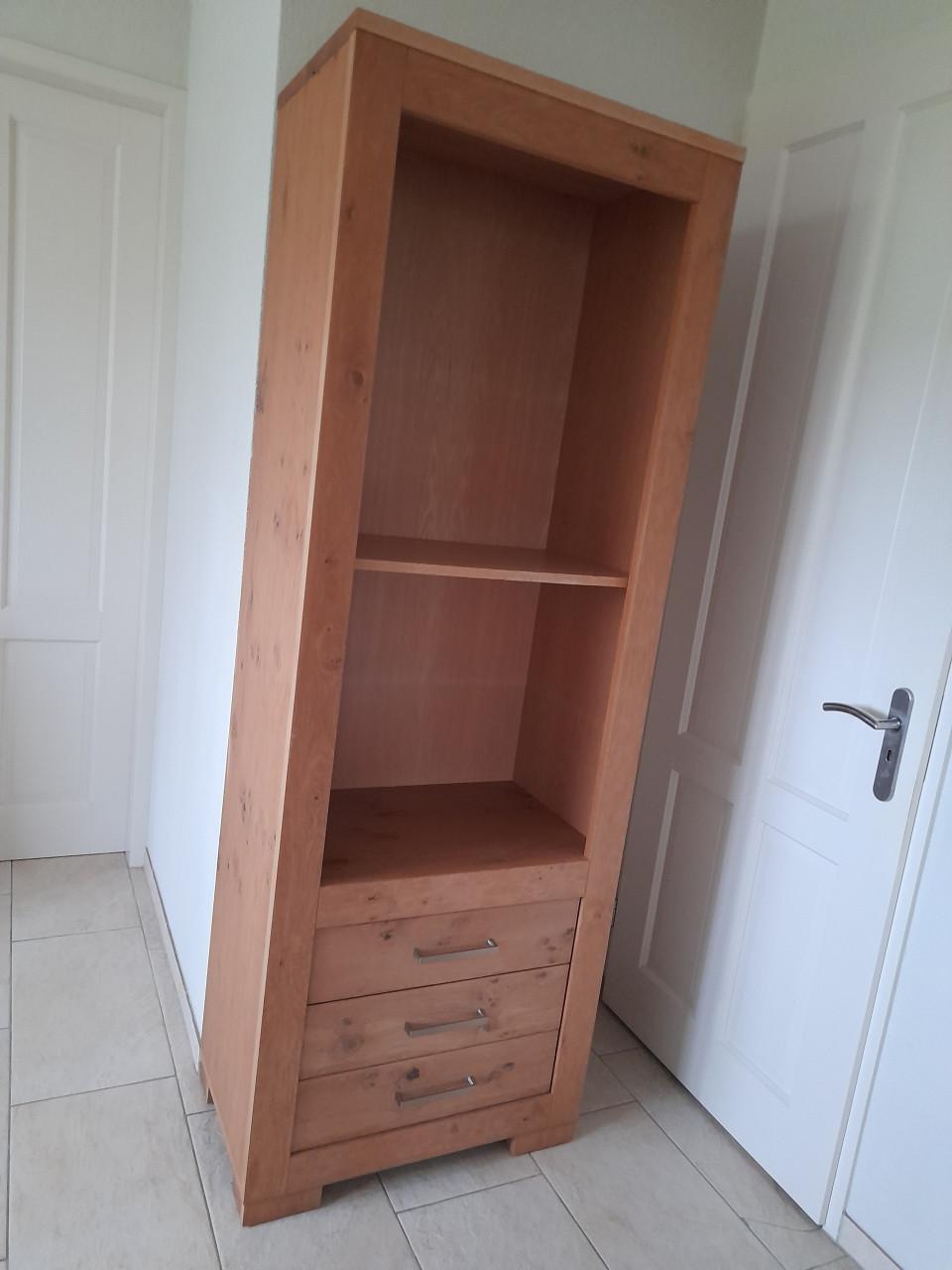 Prachtige degelijke  kast  74 x 45 x 207H ( in goede nette staat )