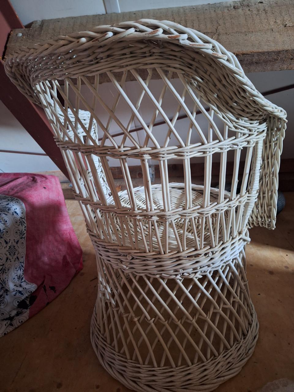 Wit rotan stoeltje