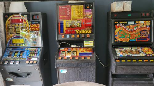 Red yellow fruitautomaat