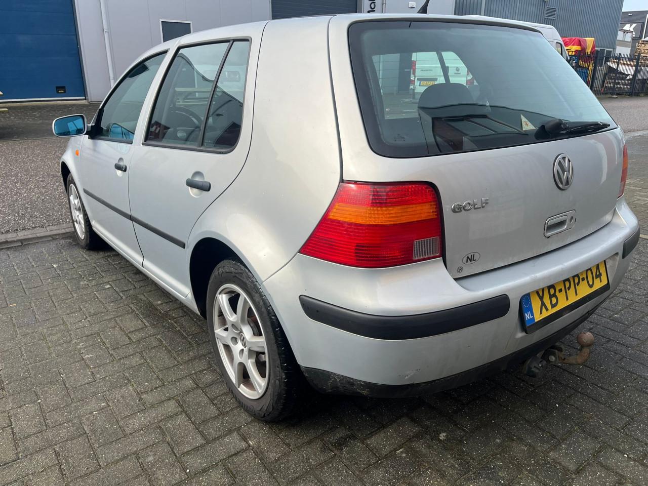 Volkswagen Golf 1.6 Trendline AUTOMAAT, dakraam, trekhaak, goed onderhouden