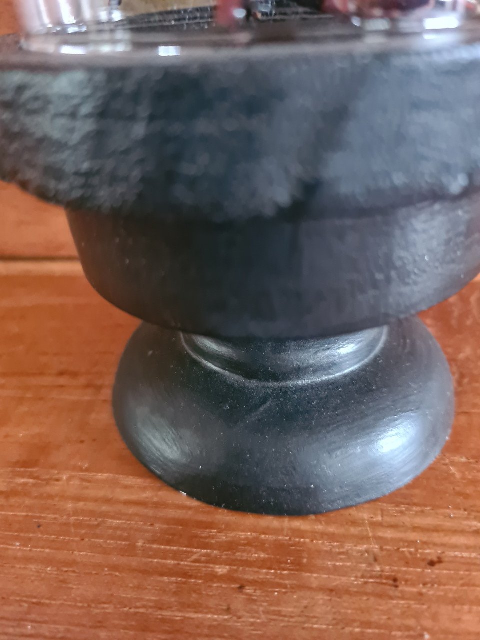 Brocante glazen stolp met zwarte voet
