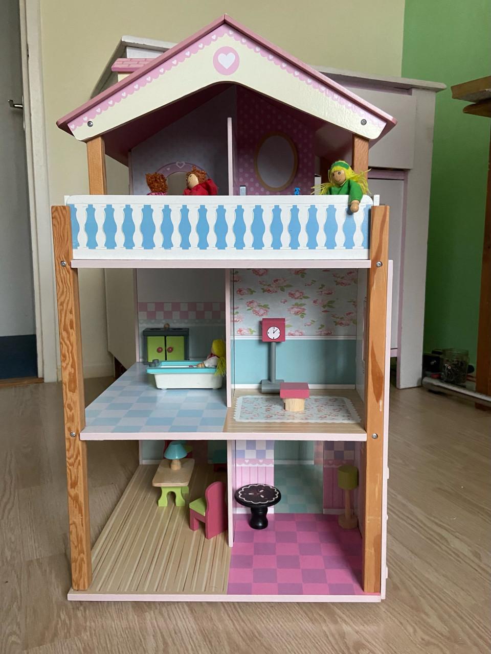 Poppenhuis van hout met toebehoren