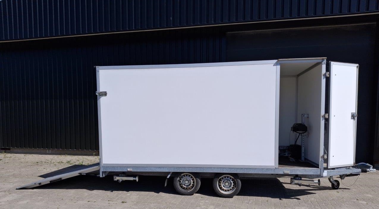 Te Koop gesloten aanhangwagen 405cm met loopdeur met lier