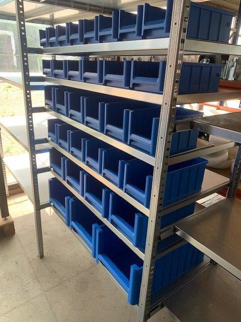 Nieuwe kunststof magazijnbakjes , in diverse maten .