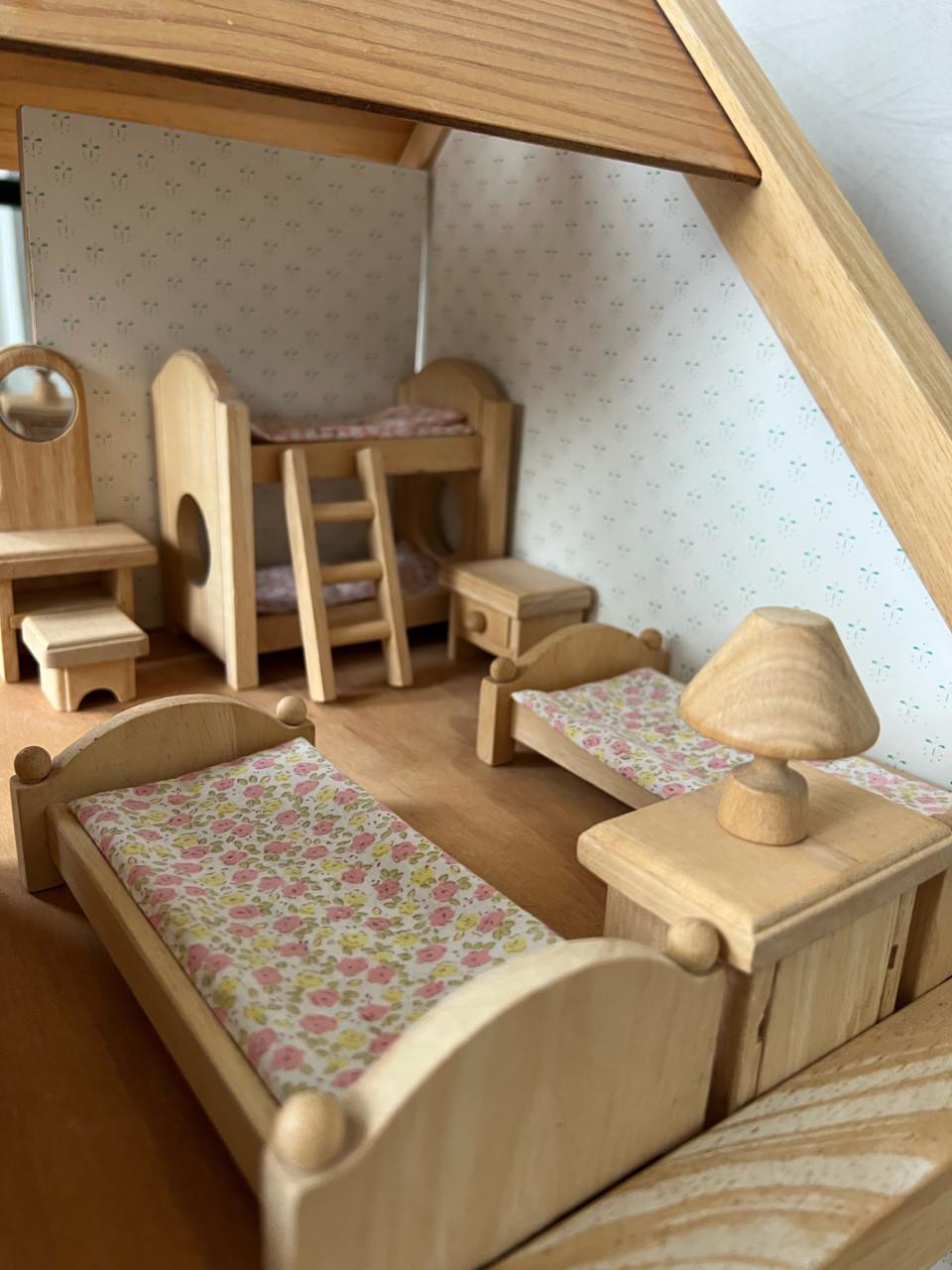 Houten poppenhuis met accessoires