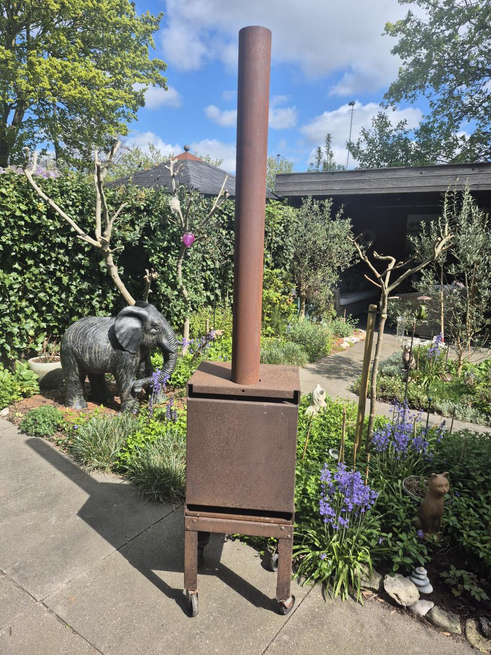 Reny Tuinhaard van cortenstaal op wielen