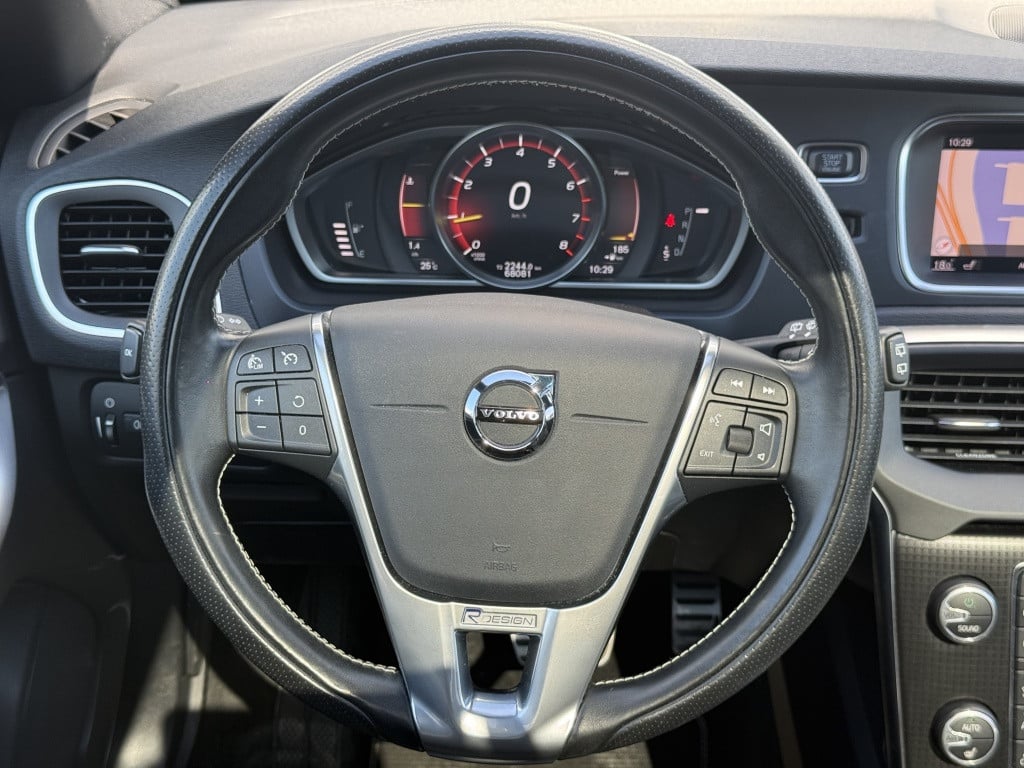 Volvo V40 t3 153pk aut6 polar+ sport| panodak| camera| h&k sound| keyless|