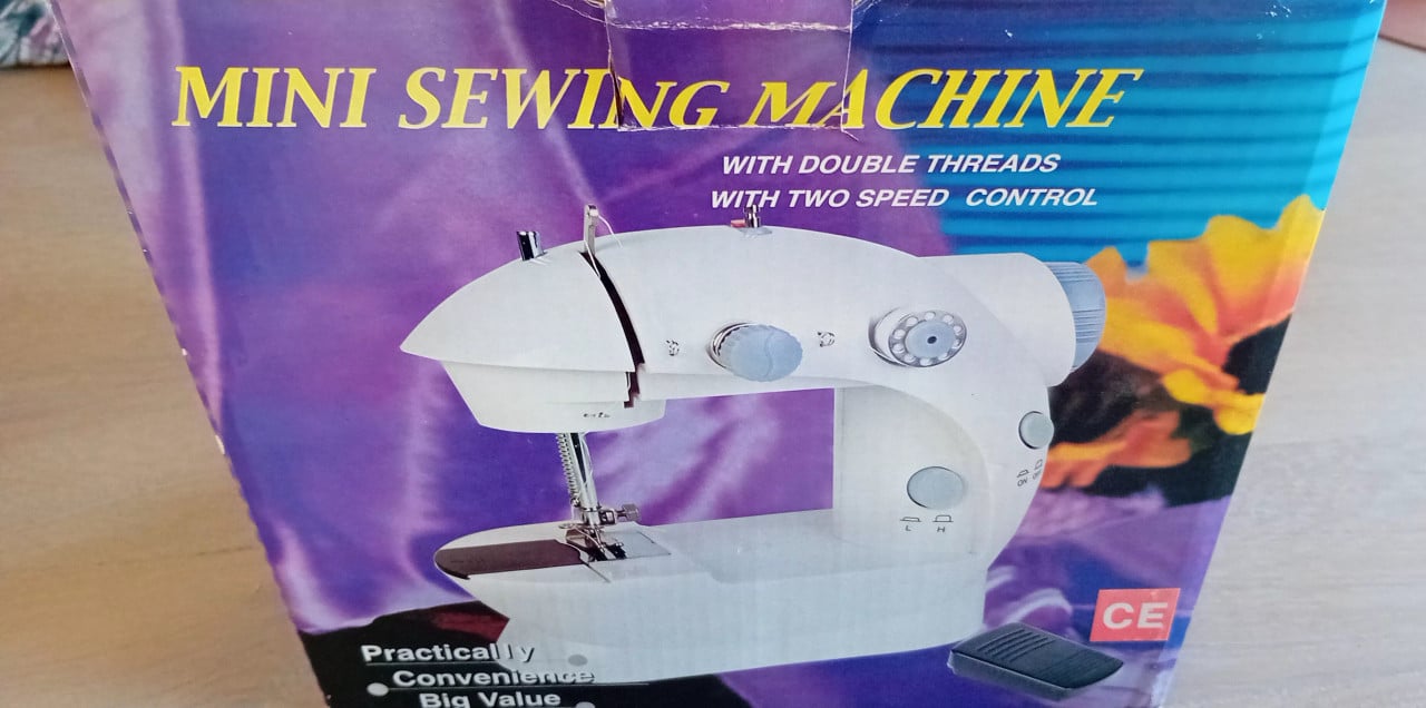 Mini naaimachine. Nieuw.