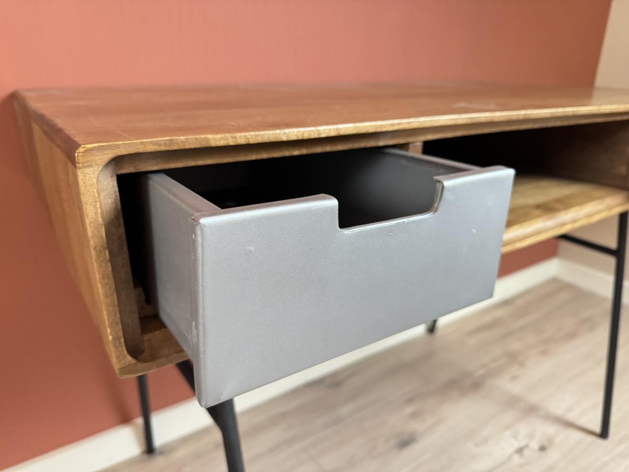 Bureau retro, leuk item voor interieur