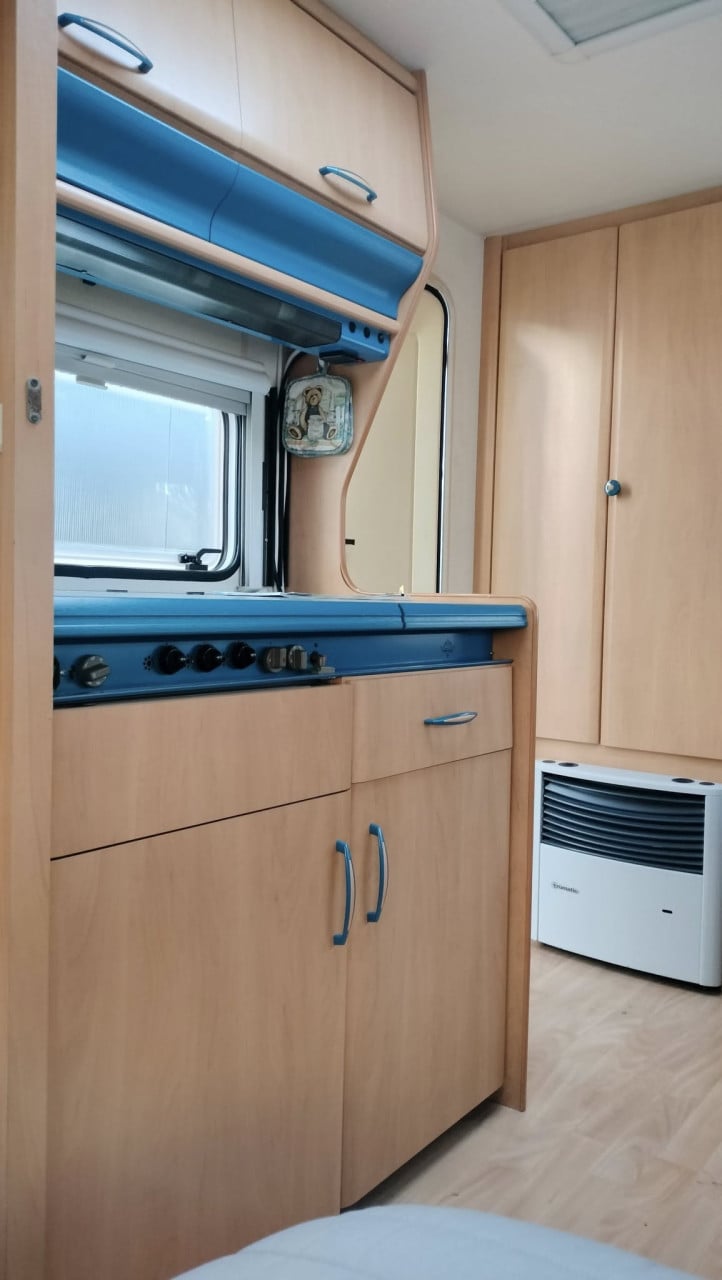 Hobby 440 (2000) met als nieuwe voortent
