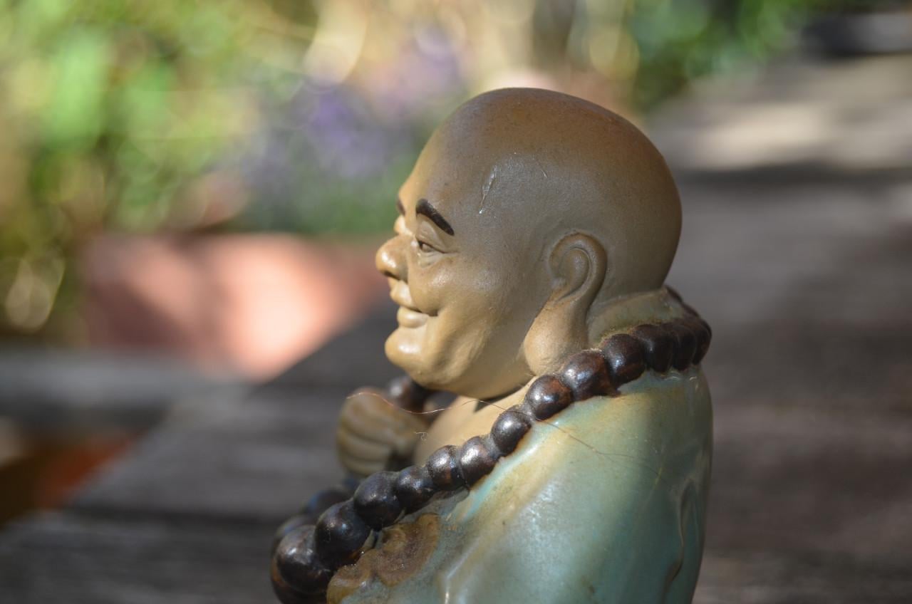 Mooi beeldje lachende Boeddha / Budai
