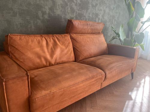 Suède leren 3-zitsbank cognac met nekrol - 212x87x83cm